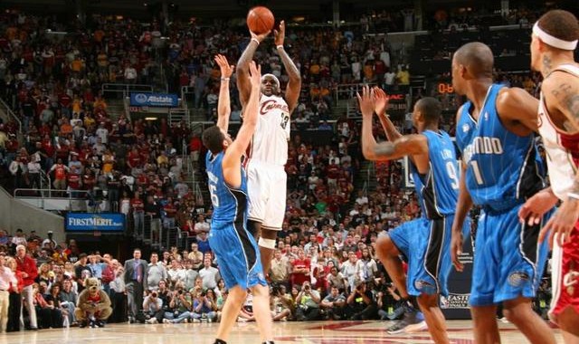  米切尔三分绝杀骑士险胜公牛