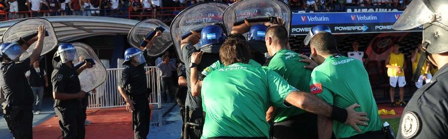  科隆球迷冲突导致比赛中断  