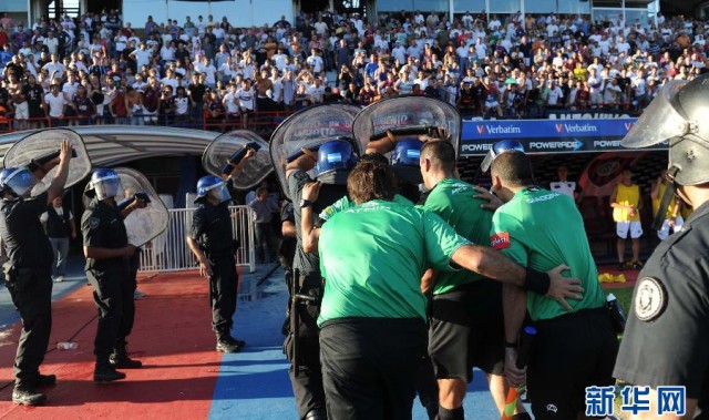  科隆球迷冲突导致比赛中断  